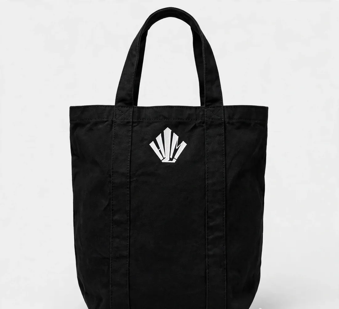 Tote bag noir — Toile épaisse, logo HLM sérigraphié.