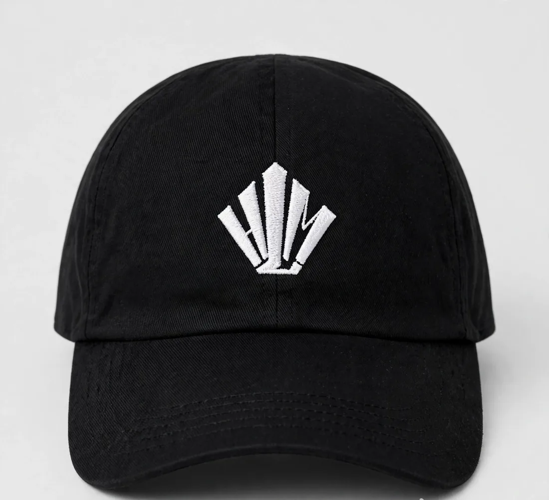 Casquette noire — Couronne brodée sur le devant.