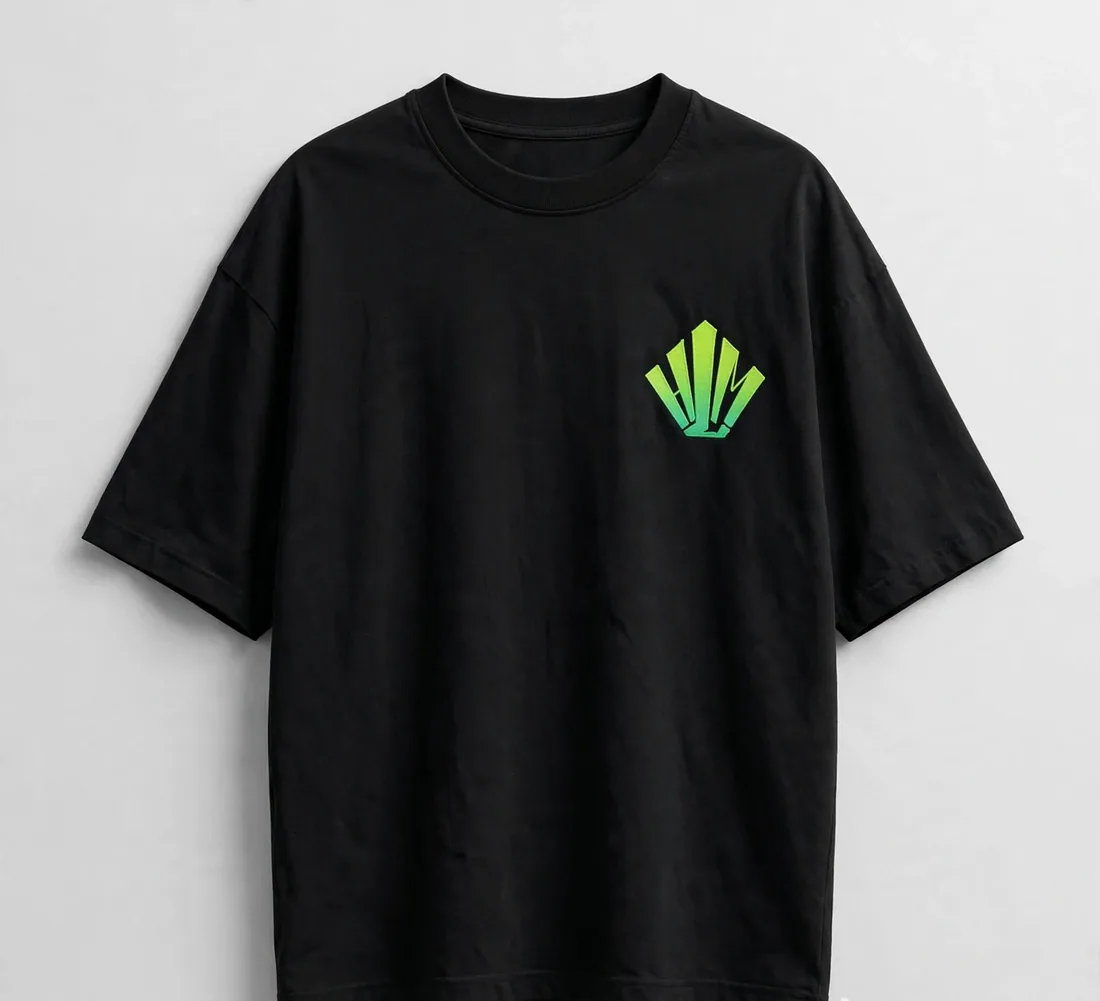 T-shirt noir · coupe ample — Coupe oversize, épaules tombantes.