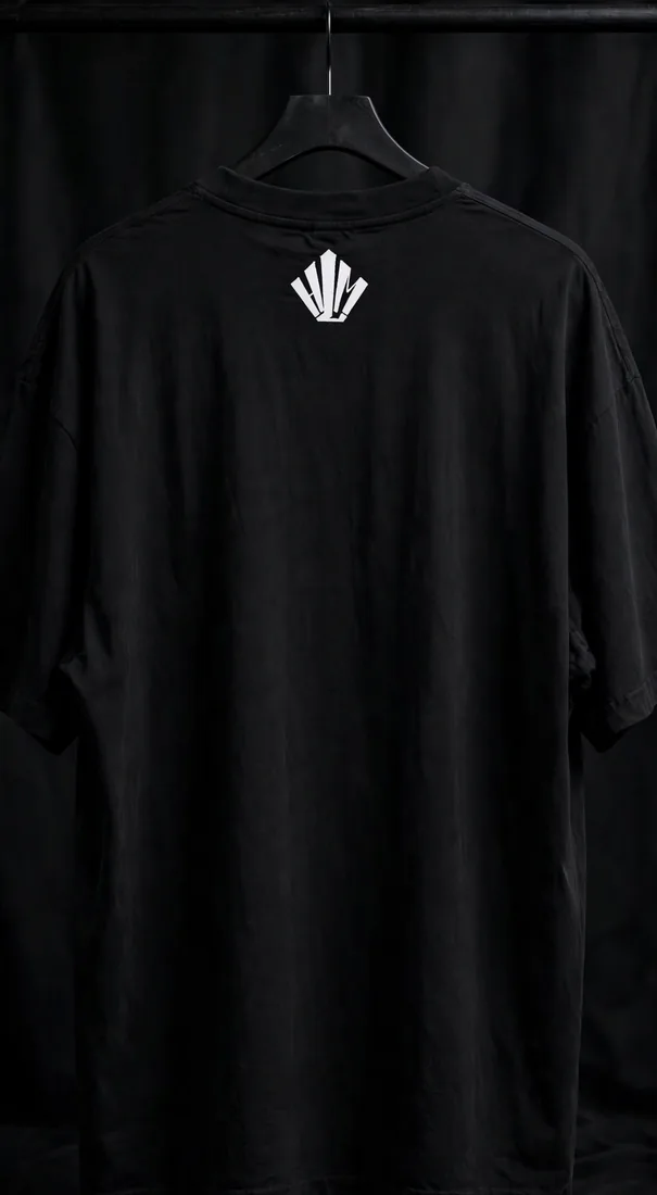 T-shirt noir · grand dos — Le logo occupe tout le dos.