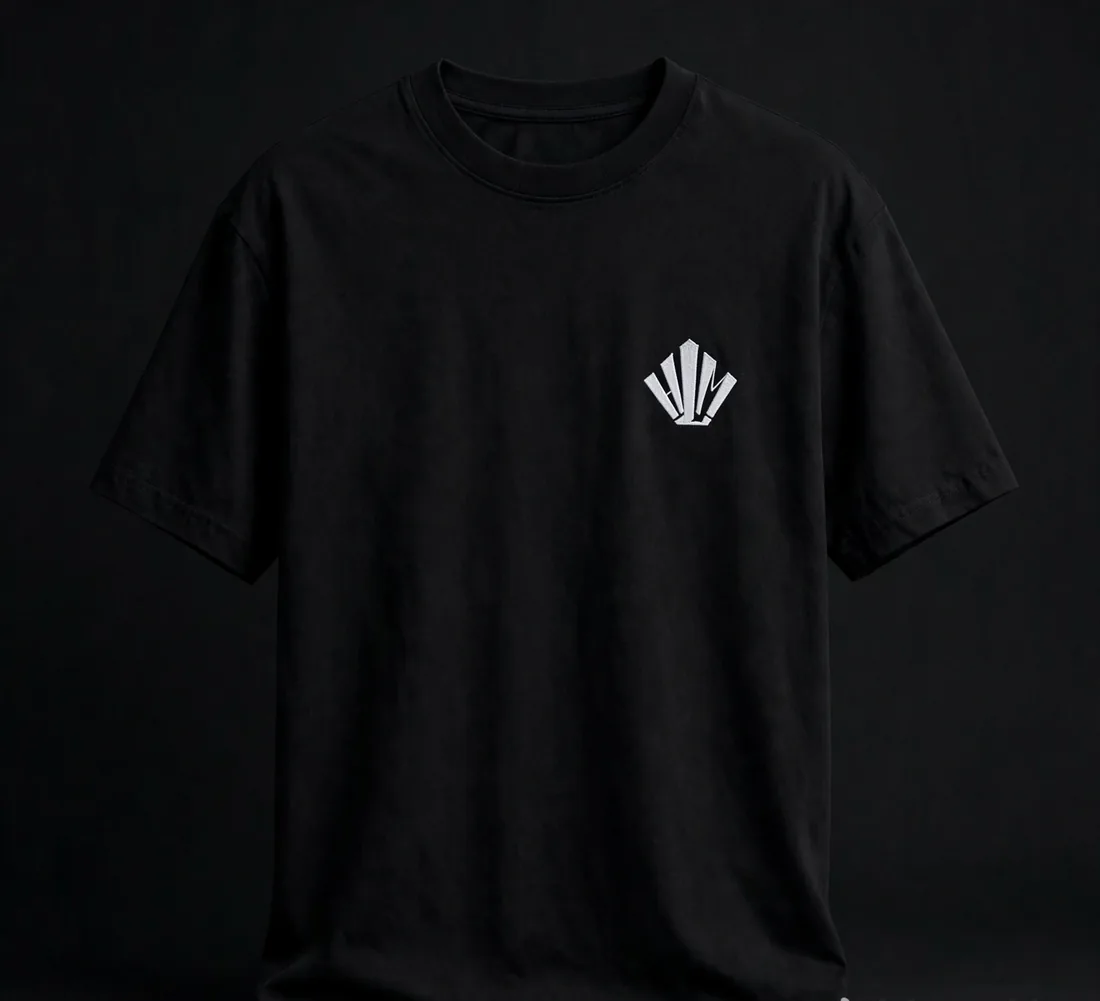 T-shirt noir · couronne brodée — La couronne brodée, petite, côté cœur.