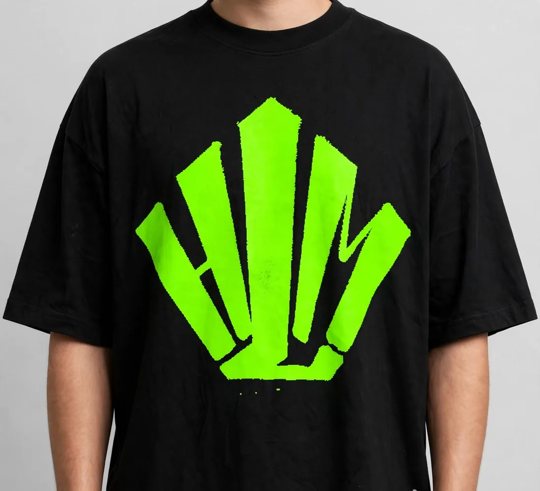 T-shirt noir portant le logo HLM en vert fluo, imprimé grand format sur la poitrine.