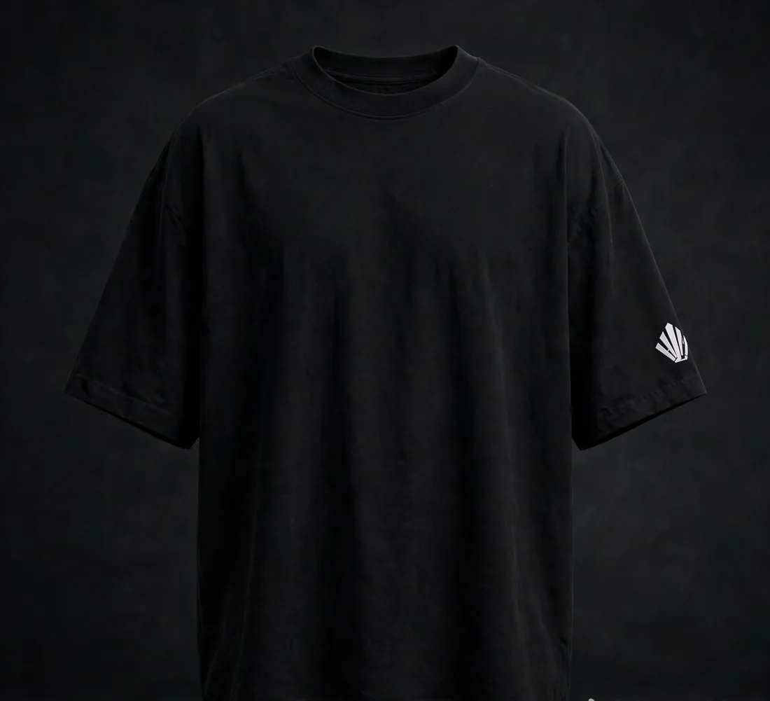 T-shirt noir · logo manche — Le logo déporté sur la manche.