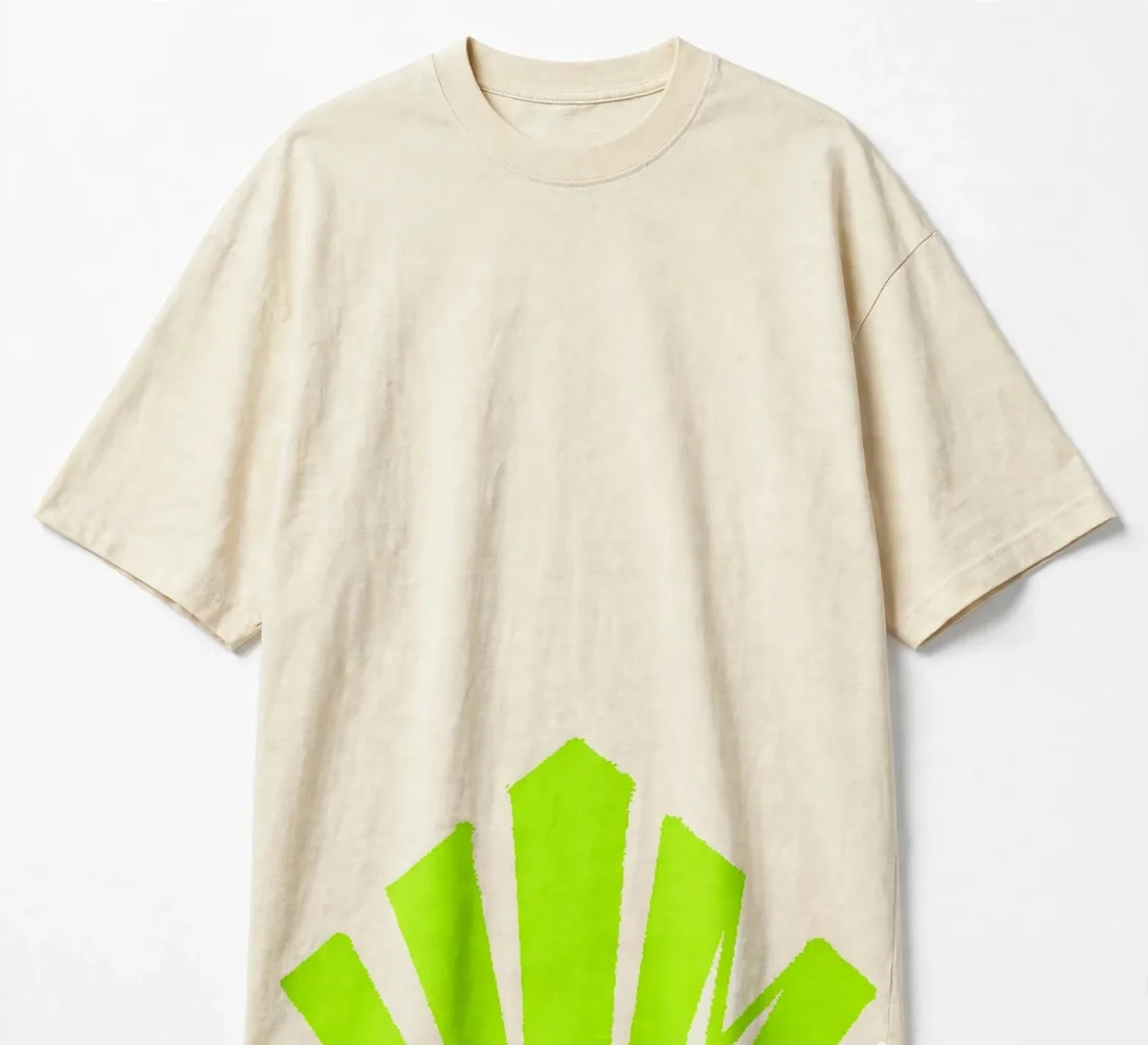 T-shirt écru · couronne néon — Une teinte écrue, plus douce, pour le même vert franc.