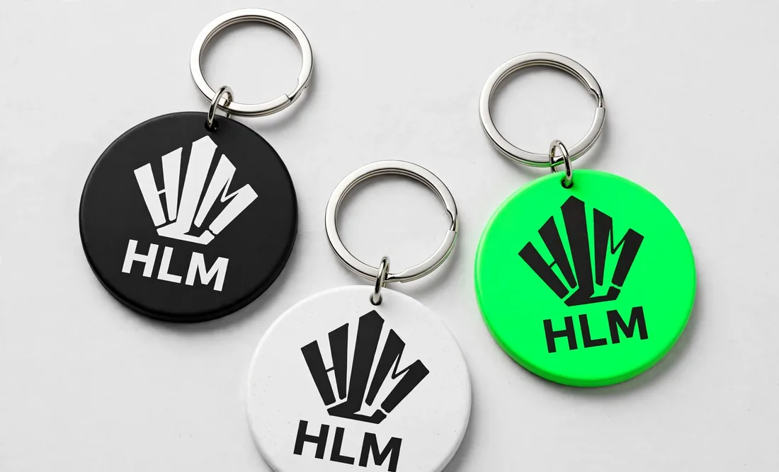 Porte-clés émaillé · à plat — Le même, vu de dessus.