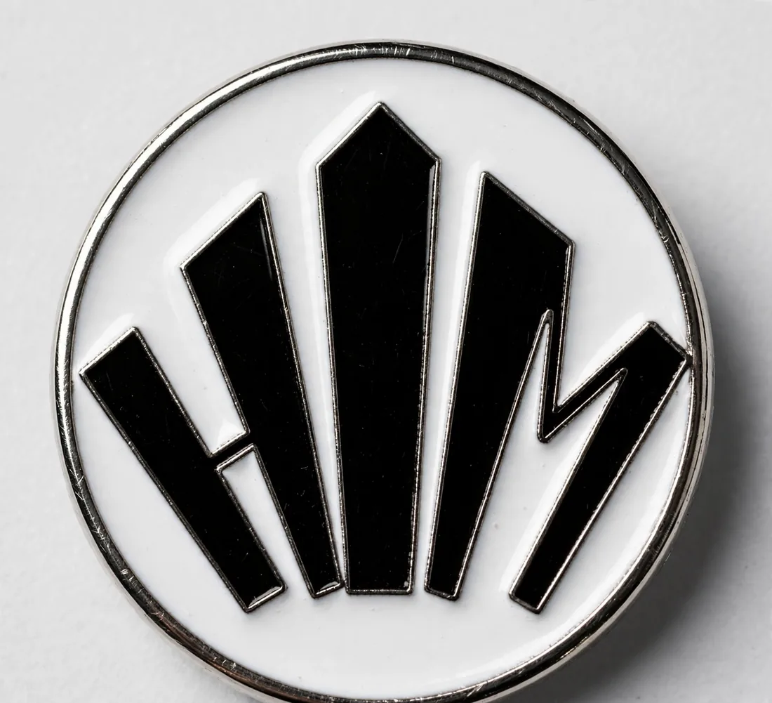 Pin's émaillé — Émail et métal doré, attache papillon.