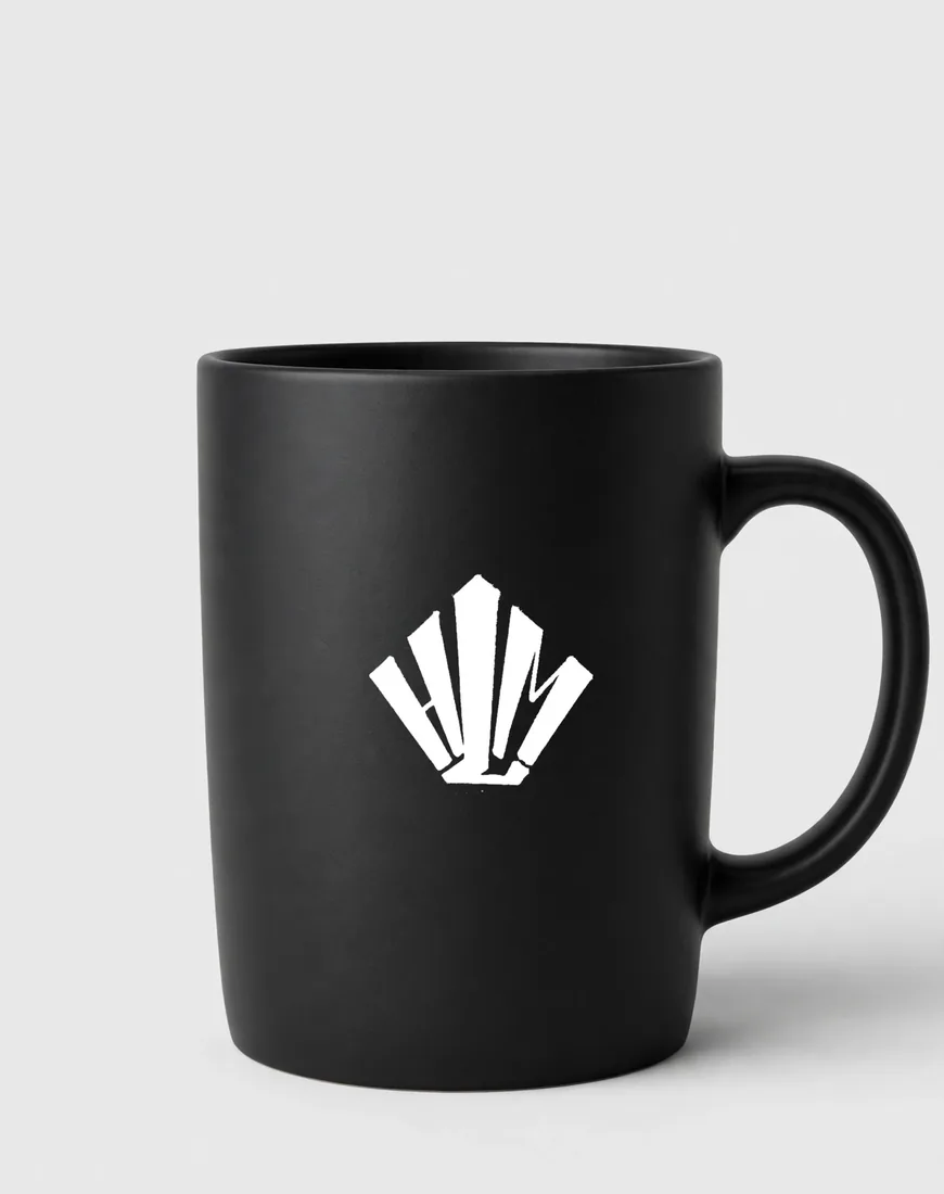 Mug noir mat — Grès émaillé, logo HLM sur la panse.