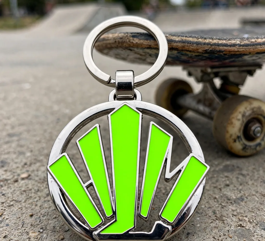 Porte-clés vert néon — Le logo HLM découpé, vert fluo.