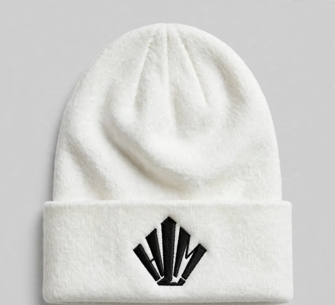 Bonnet blanc — Couronne brodée sur le revers.