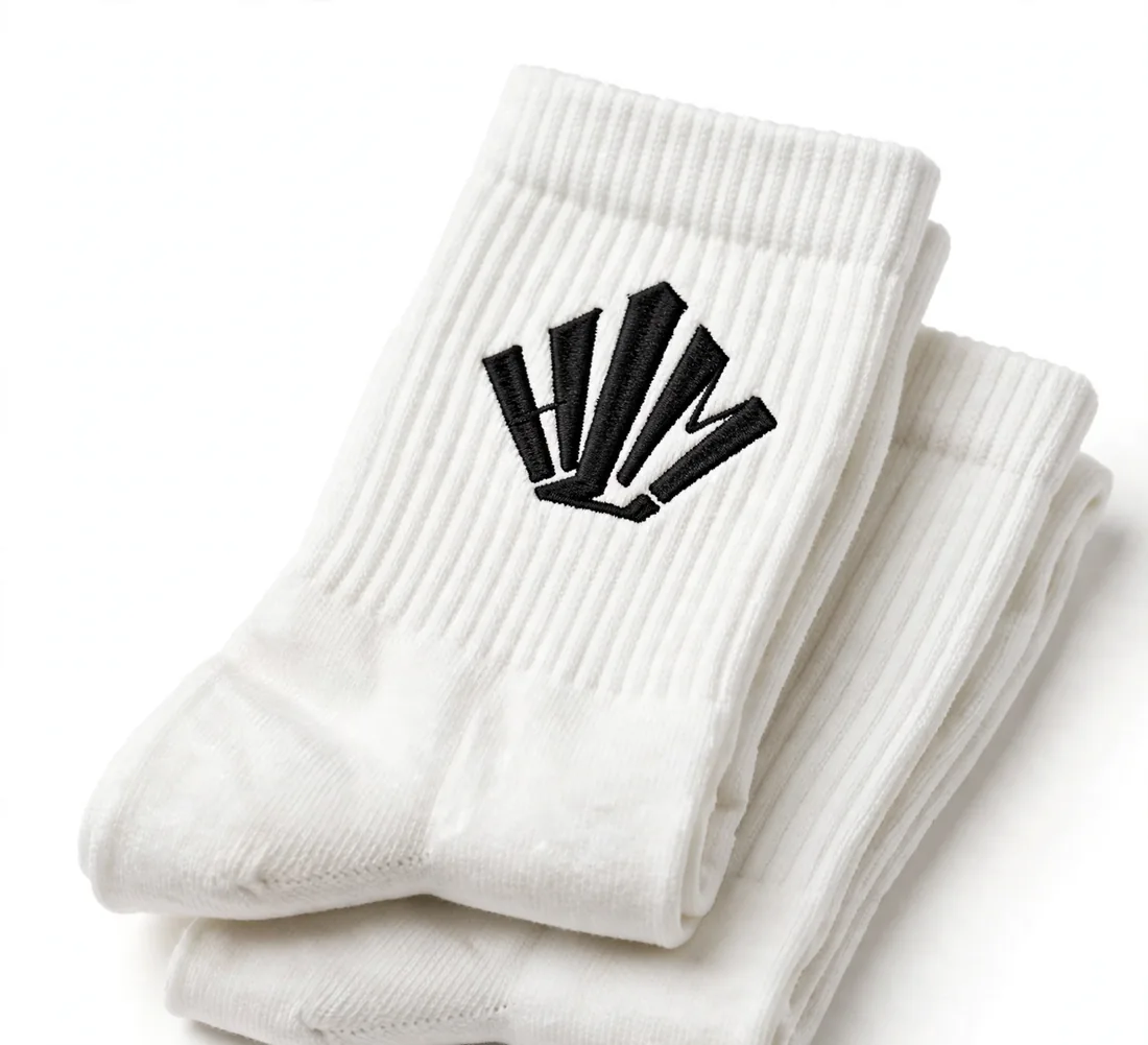 Chaussettes blanches — Logo vert sur coton blanc.