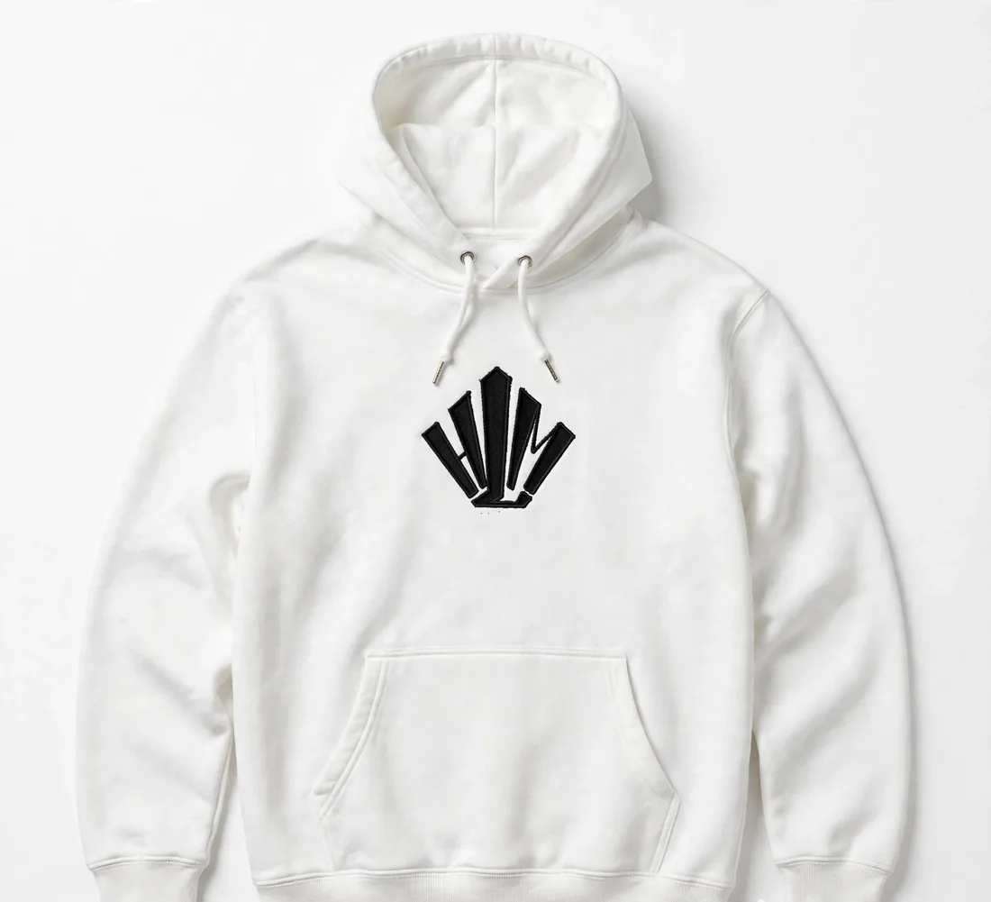 Sweat à capuche blanc — Logo brodé, ton sur ton.