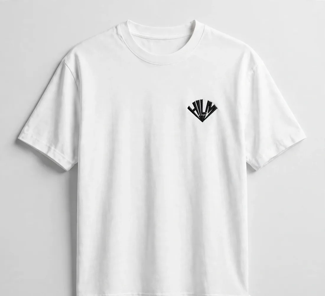 T-shirt blanc · couronne brodée — Broderie ton sur ton sur coton blanc.