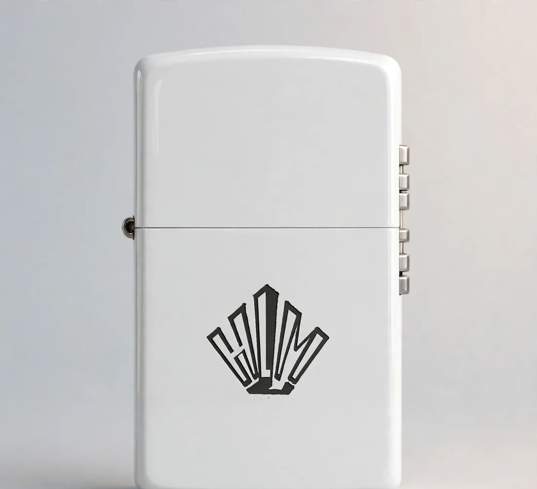 Briquet blanc, logo HLM gravé au laser sur laque claire.